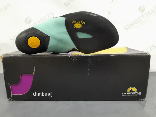 BOXED PAIR OF LA SPORTIVA SKWAMA VEGAN WOMENS CLIMBING SHOES IN CARBON/TURQUOISE UK 6.5