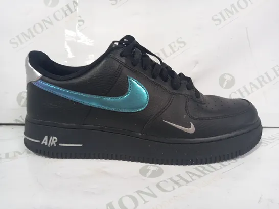 PAIR OF NIKE AIR FORCE 1 SHOES IN BLACK W. PEARLESCENT EFFECT LOGO UK SIZE 9