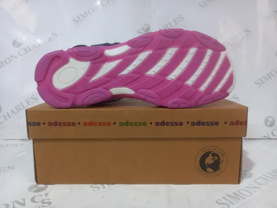 BOXED PAIR OF ADESSO OPEN TOE SANDALS IN PURPLE/PINK SIZE 7