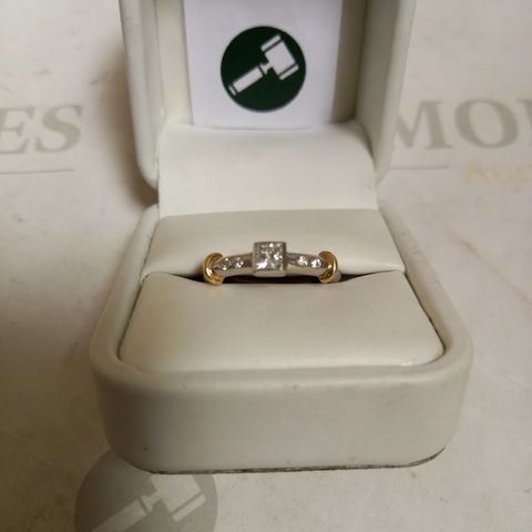 18CT GOLD RING SET WITH A PRINCESS CUT DIAMOND AND DIAMONDS TO THE SHOULDERS