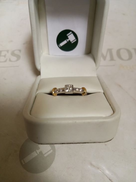 18CT GOLD RING SET WITH A PRINCESS CUT DIAMOND AND DIAMONDS TO THE SHOULDERS