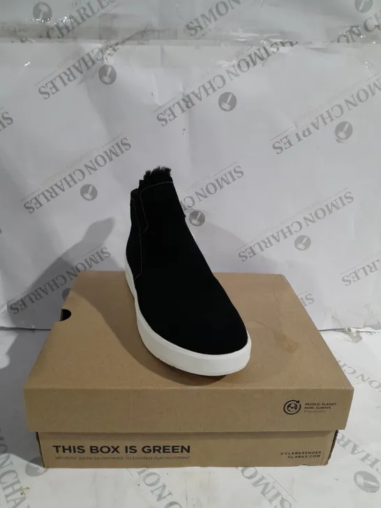 BOXED PAIR OF CLARKS LAYTON TRAINERS BLACK SIZE 6