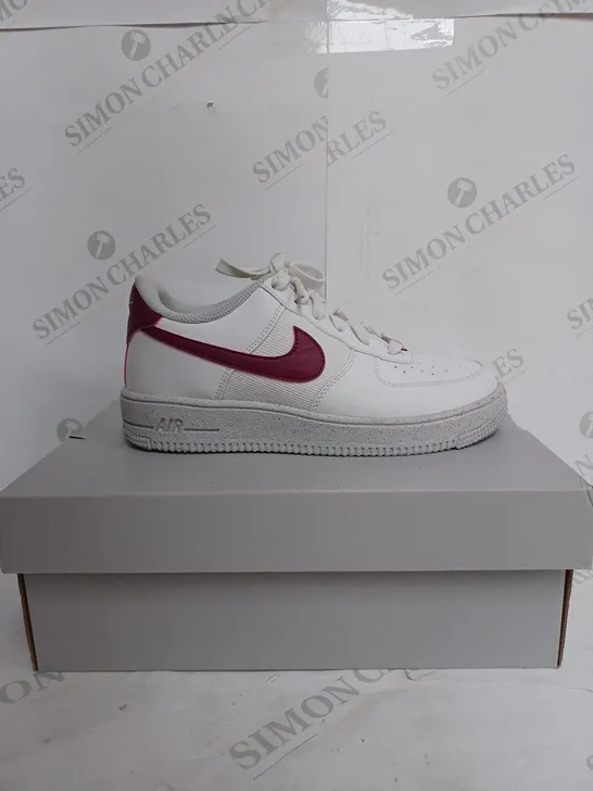 BOXED NIKE AIR FORCE 1 IN WHITE - KIDS UK 5 