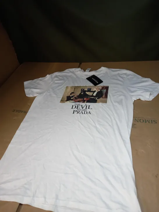 WHITE DEVIL WEARS PRADA OVERSIZED T-SHIRT SIZE M