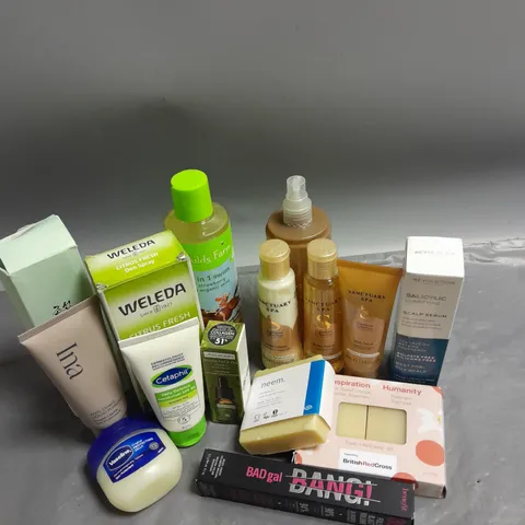 BOX OF APPROXIMATELY 15 COSMETIC ITEMS TO INCLUDE - CETAPHIL DAILY DEFENCE MOISTURISER - BENEFIT BAD GAL BANG MASCARA - ANTIPODES DIVINE FACE OIL - ETC