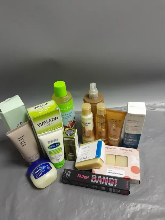 BOX OF APPROXIMATELY 15 COSMETIC ITEMS TO INCLUDE - CETAPHIL DAILY DEFENCE MOISTURISER - BENEFIT BAD GAL BANG MASCARA - ANTIPODES DIVINE FACE OIL - ETC