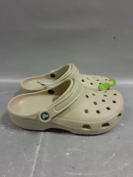 BOXED PAIR OF CROCS CLASSIC ROOMY FIT SLIP ON SHOES IN BONE WHITE - 6