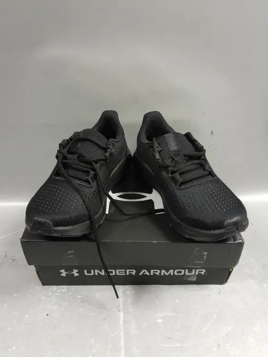 BOXED PAIR OF UNDER ARMOUR CHARGE PURSUIT TRAINERS IN BLACK - 5.5