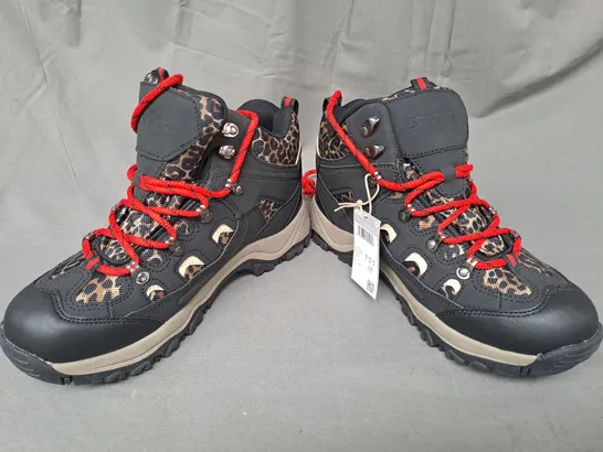 PAIR OF MOUNTAIN WAREHOUSE WATERPROOF WALKING BOOTS IN BLACK/LEOPARD PRINT UK SIZE 6