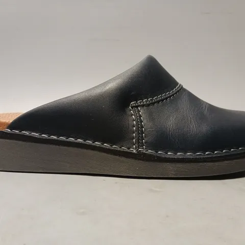 BOXED PAIR OF THE MULE COMPANY WELSTOR MULES IN NAVY EU SIZE 43