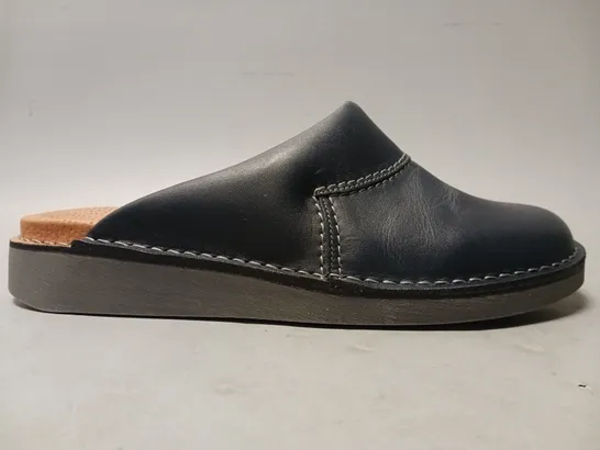 BOXED PAIR OF THE MULE COMPANY WELSTOR MULES IN NAVY EU SIZE 43