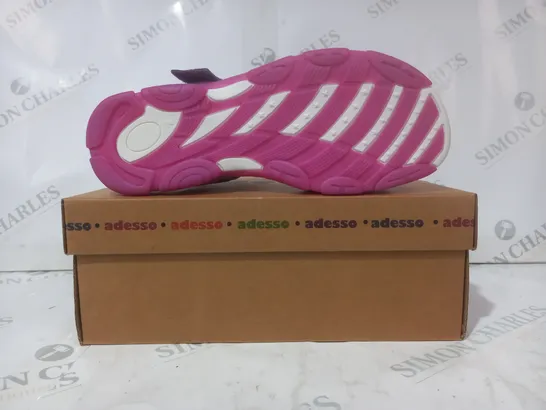 BOXED PAIR OF ADESSO OPEN TOE SANDALS IN PURPLE/PINK SIZE 6