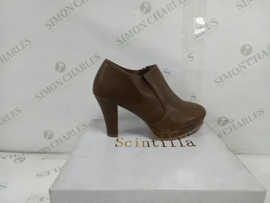 4 BOXED PAIRS OF SCINTILLA HEELED BOOTS IN KHAKI TO INCLUDE SIZES 37, 38, 40