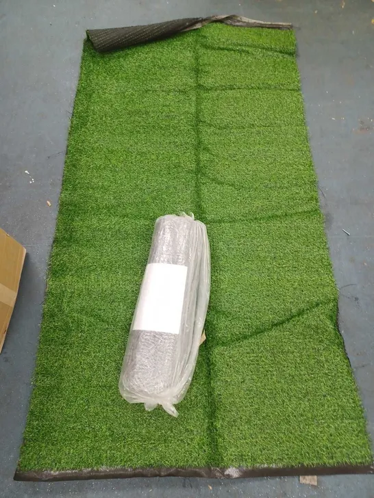 LOT OF 8 ROLLS OF ARTIFICIAL GRASS - EACH APPROXIMATELY 100X190CM