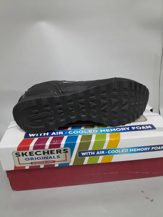 BOXED PAIR OF SKECHERS TRAINERS BLACK SIZE 6 