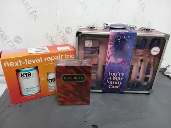 APPROXIMATELY 10 FRAGRANCE AND COSMETIC BOXSETS TO INCLUDE K18 NEXT-LEVEL REPAIR TRIO, ARAMIS TRAVEL ACESSORIES, Q-KI YOURE A STAR VANITY CASE, ETC