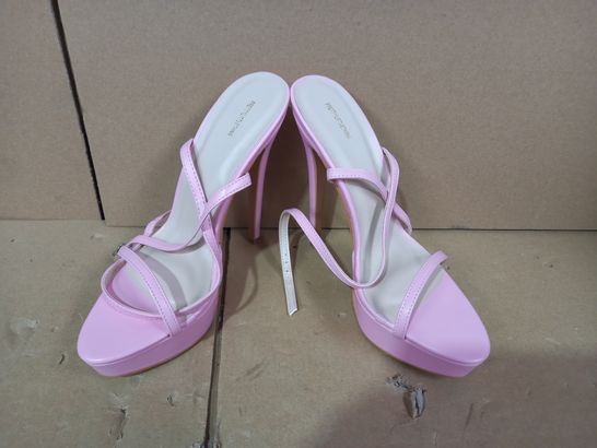 BOXED PAIR OF DESIGNER WOMENS HEELS IN PINK SIZE 9