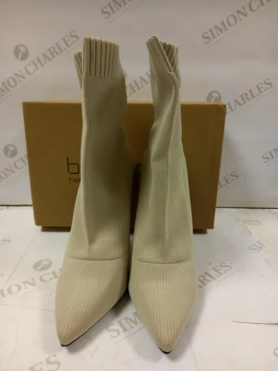 BOXED BOOHOO POINTED STEILETTO STONE SOCK BOOT SIZE 6