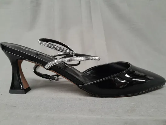 BOXED PAIR OF CASTAMERE POINTED TOE TRAPPY LOW HEEL SHOES IN GLOSSY BLACK EU SIZE 40.5