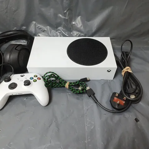 XBOX SERIES S CONSOLE WITH CONTROLLER, HEADSET, HDMI AND CHARGING CABLE AND POWER PLUG WHITE