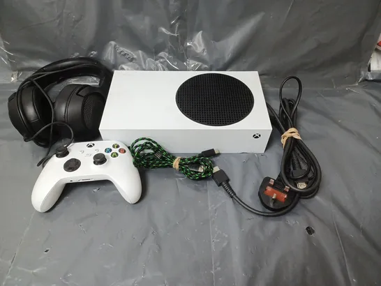 XBOX SERIES S CONSOLE WITH CONTROLLER, HEADSET, HDMI AND CHARGING CABLE AND POWER PLUG WHITE