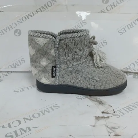 PAIR OF MUK LUKS LINA SLIPPER BOOTS - UK SIZE 4