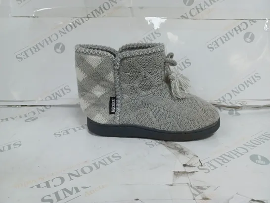 PAIR OF MUK LUKS LINA SLIPPER BOOTS - UK SIZE 4