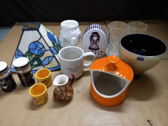 LOT OF 12 ASSORTED HOUSEHOLD ITEMS TO INCLUDE CUPS, VASES AND SALT & PEPPER SHAKERS