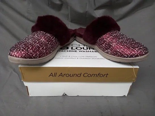 BOXED PAIR OF SKECHERS SLIPPERS IN BURGUNDY SIZE 8