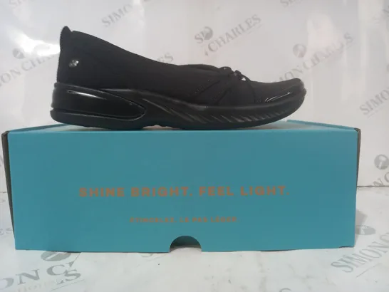 BOXED PAIR OF BZEES SHOES IN BLACK SIZE 6