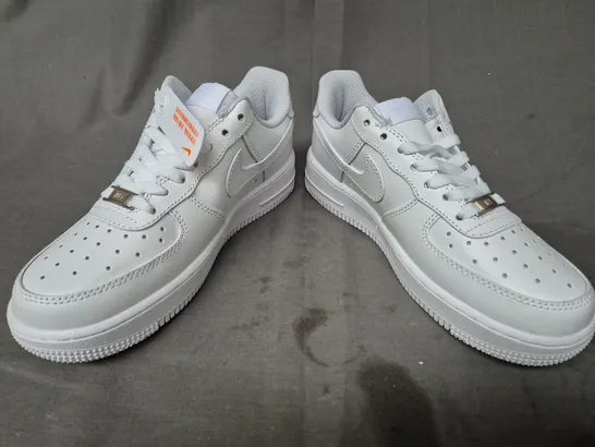 BOXED PAIR OF NIKE AIR FORCE 1 '07 LOW SHOES IN WHITE UK SIZE 4