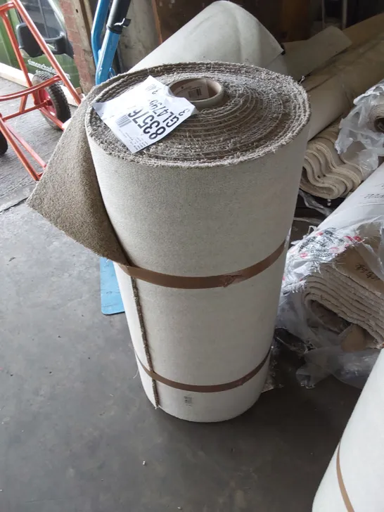 ROLL OF QUALITY CARPET // SIZE: APPROX 1m WIDTH X UNSPECIFIED LENGTH 