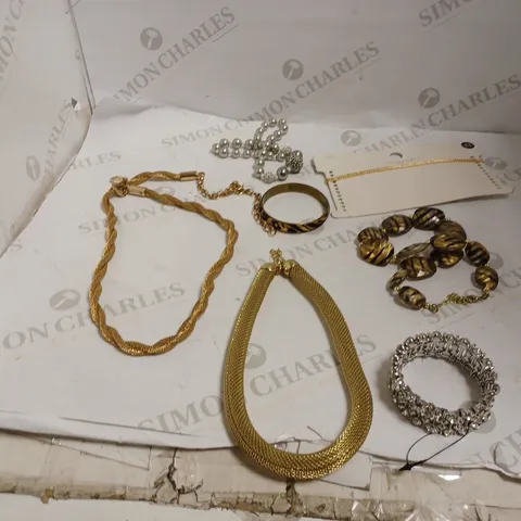 SET OF JEWELLERY - 5 NECKLACES AND 2 BRACELETS