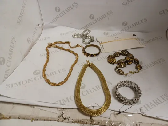 SET OF JEWELLERY - 5 NECKLACES AND 2 BRACELETS