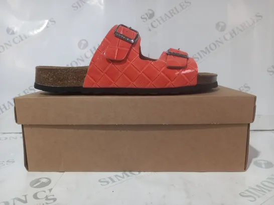 BOXED PAIR OF BONOVA OPEN TOE SANDALS IN ORANGE SIZE 7