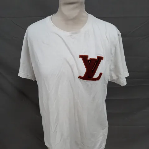 LOUIS VUITTON LOGO T-SHIRT IN WHITE - M