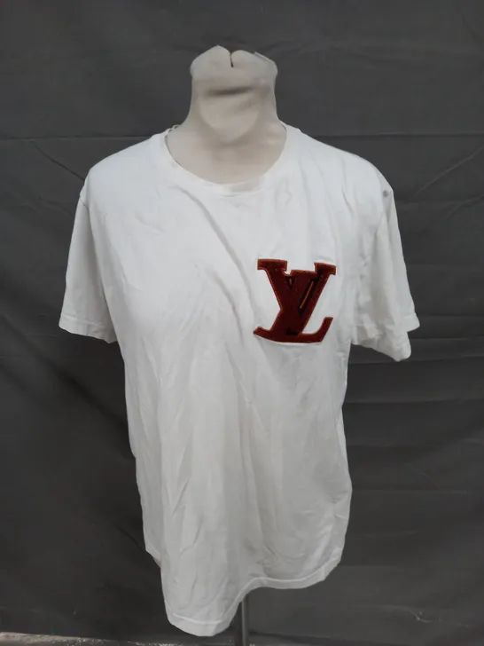 LOUIS VUITTON LOGO T-SHIRT IN WHITE - M