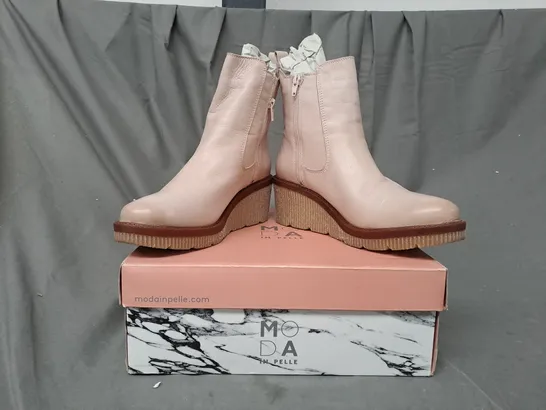 BOXED PAIR OF MODA IN PELLE AUDYN WEDGE ZIP BOOTS SIZE 7