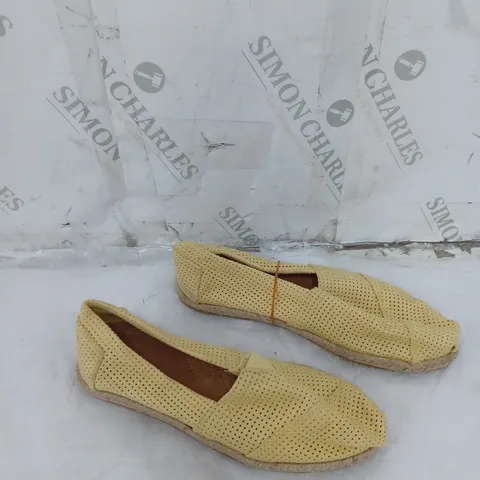 LARGE BOX OF APPROXIMATELY 10 UNBOXED YELLOW AND BLACK SLIP-ON PUMPS IN VARIOUS SIZES 