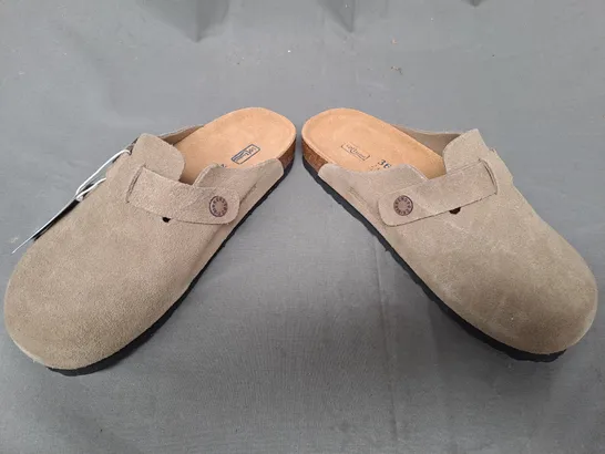 BOXED PAIR OF BOSTON BS SHOES IN TAUPE EU SIZE 36