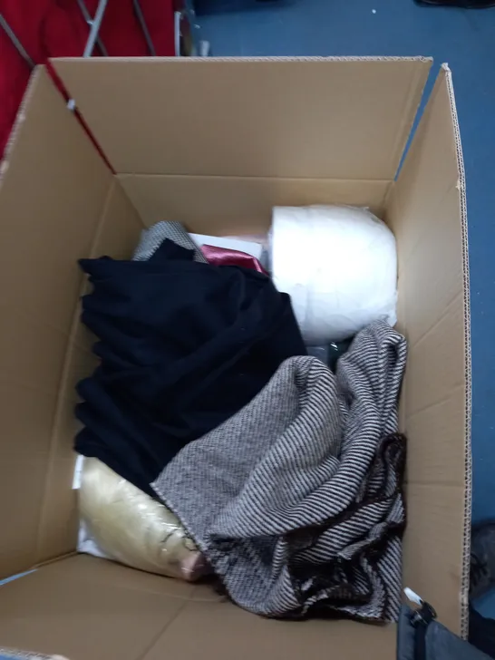 BOX OF ASSORTED ITEMS TO INCLUDE MATS, PICTURES, PILLOW CASE, BAGS ETC 