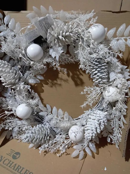 WINTER WHITE PRE-LIT CHRISTMAS WREATH-60 RRP £37.99