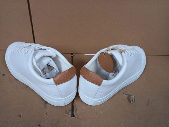 BOXED PAIR OF DESIGNER TRAINER IN WHITE SIZE UK 6