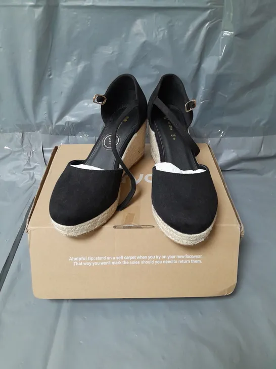 PAIR OF EXTRA WIDE CLOSED TOE WEDGE SHOES - BLACK - 5 RRP £25