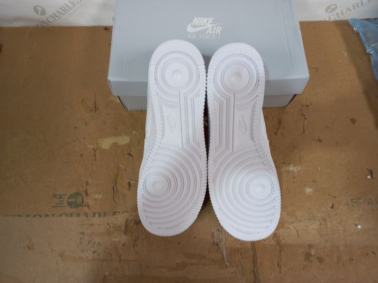 BOXED PAIR OF NIKE WHITE TRAINERS SIZE 10