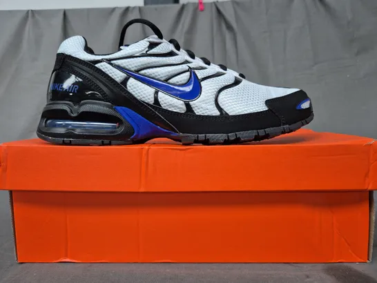 BOXED PAIR OF NIKE AIR MAX TORCH 4 SHOES IN WHITE/BLACK/BLUE UK SIZE 10