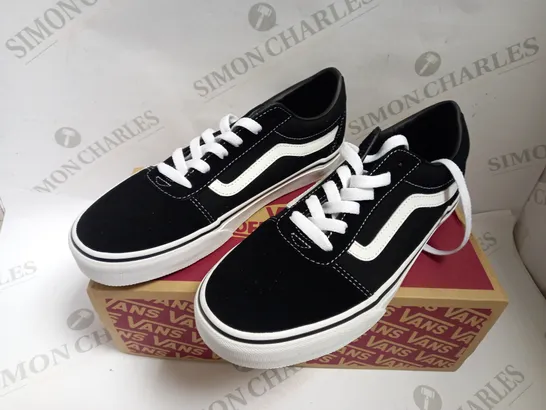 BOXED VANS BLACK/WHITE WARD JUNIOR SHOES - SIZE 6