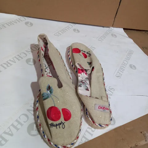 CATH KIDSTON FLAT BLONDE PUMPS IN SIZE 7