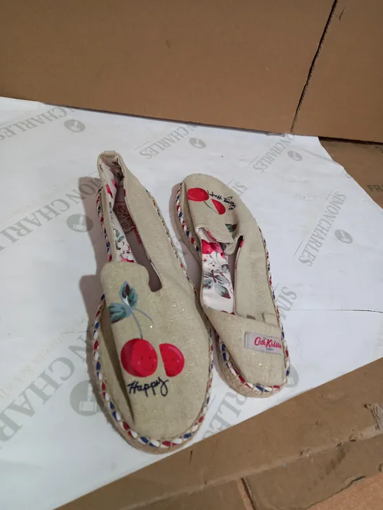 CATH KIDSTON FLAT BLONDE PUMPS IN SIZE 7