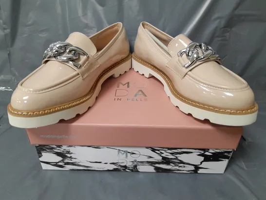 BOXED PAIR OF MODA IN PELLE CHUNKY LOAFERS IN NUDE W. SILVER EFFECT CHAIN SIZE 6